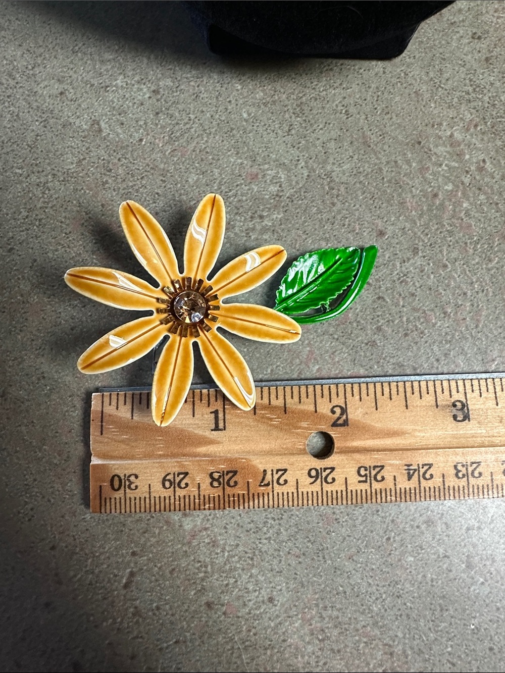 Vintage 1960’s Enamel Yellow Daisy Flower Brooch with Green Leaf - Picture 6 of 11